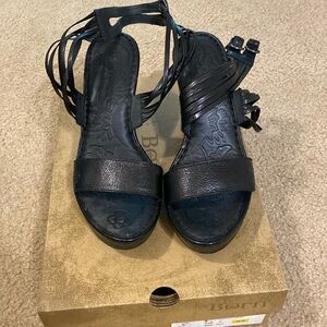 Women’s Born Eleni Sandals in BLACK size 9